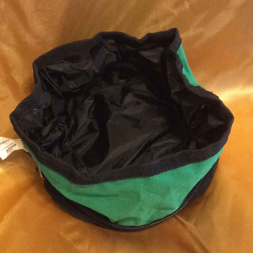 Pet foldable bowl with hook & loop closure, NWT